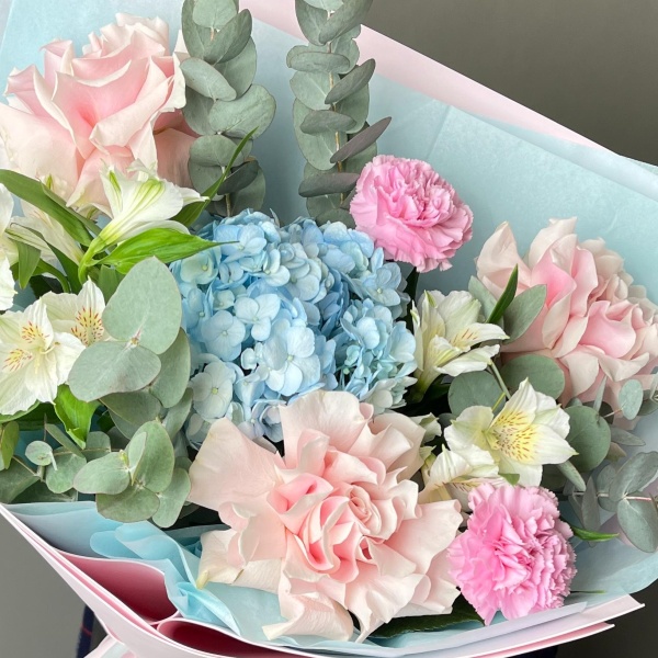 Сборный букет в розово-голубой гамме 148