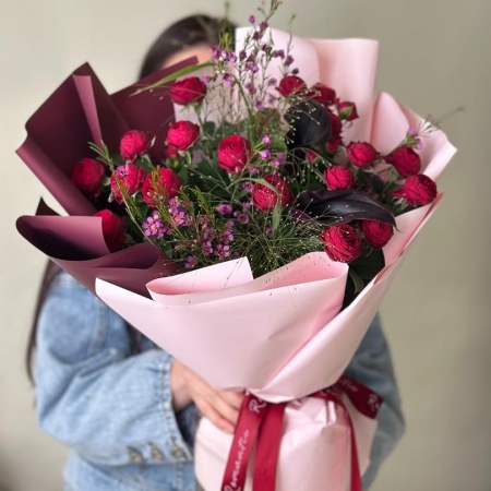 Красные кустовые розы и каллы