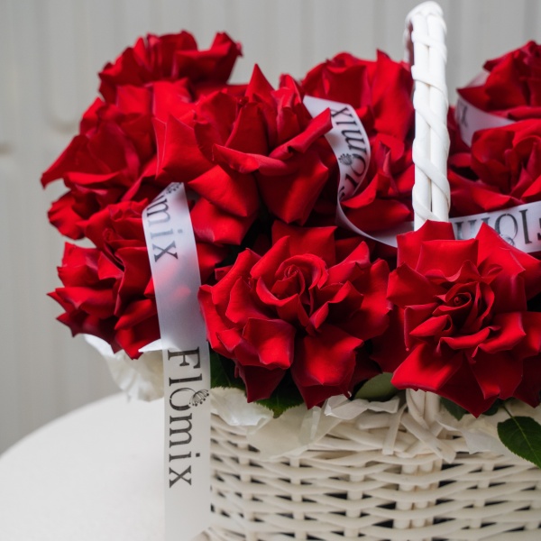 Корзина кружевных роз 063