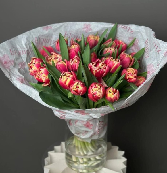 25 пионовидных тюльпанов в вазе 287