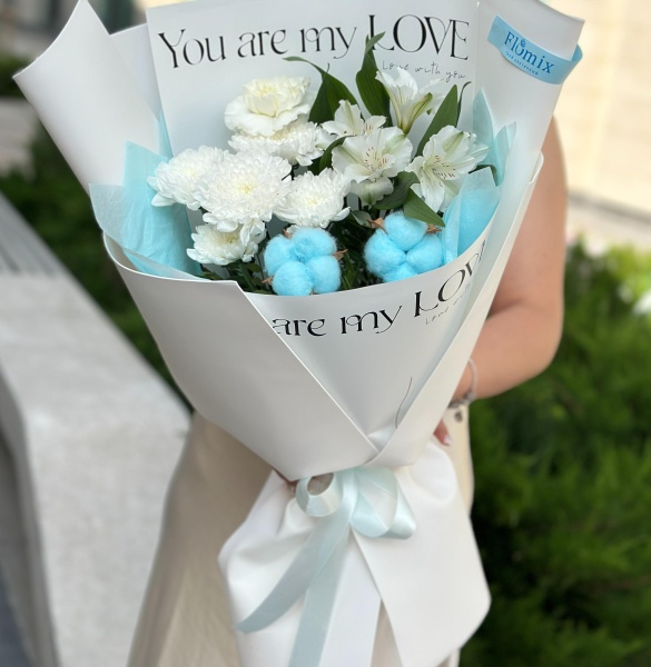 Хризантемы с альстромерией в голубом оформлении 002