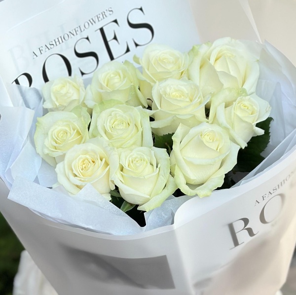 11 белых роз в стильном оформлении 129