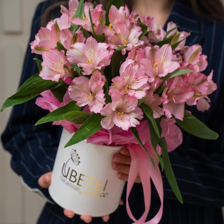 Розовая мини шляпка с альстромериями 143