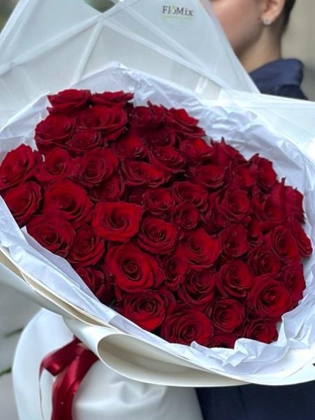 Роскошный букет красных роз 091