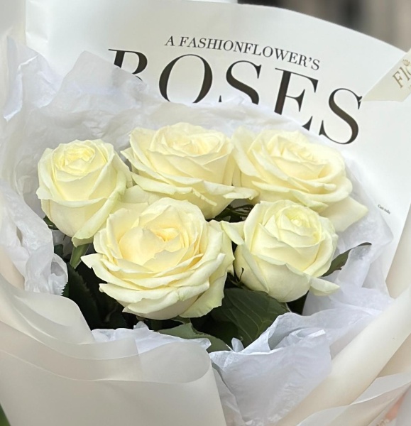 5 белых местных роз 051