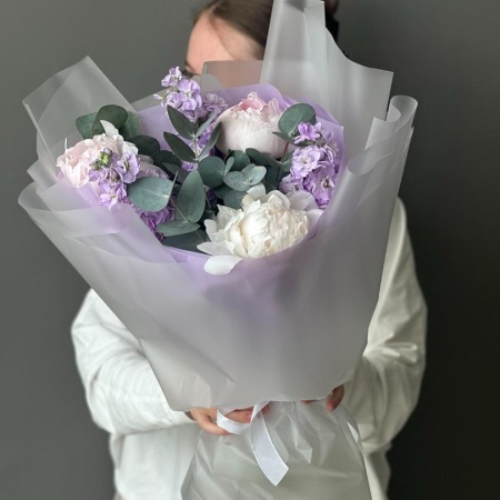 Пионы с матиоллой