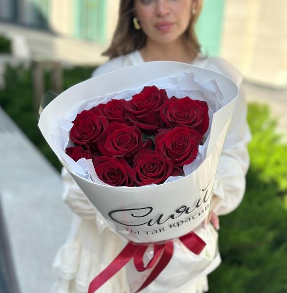 9 импортных красных роз "Сияй" 128