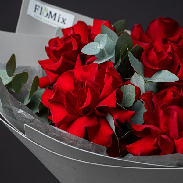 Розы + эвкалипт в сером оформлении 150		