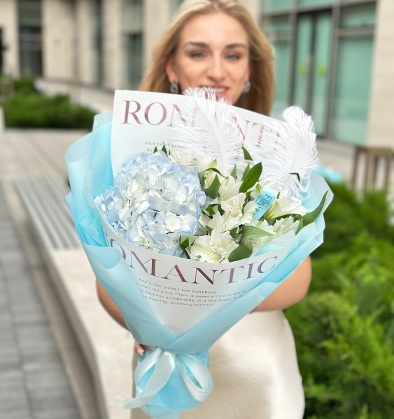 Голубая гортензия с альстромерией 007