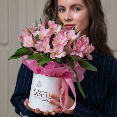 Розовая мини шляпка с альстромериями 143